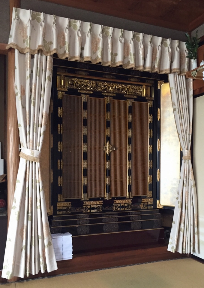 仏壇のカーテン
