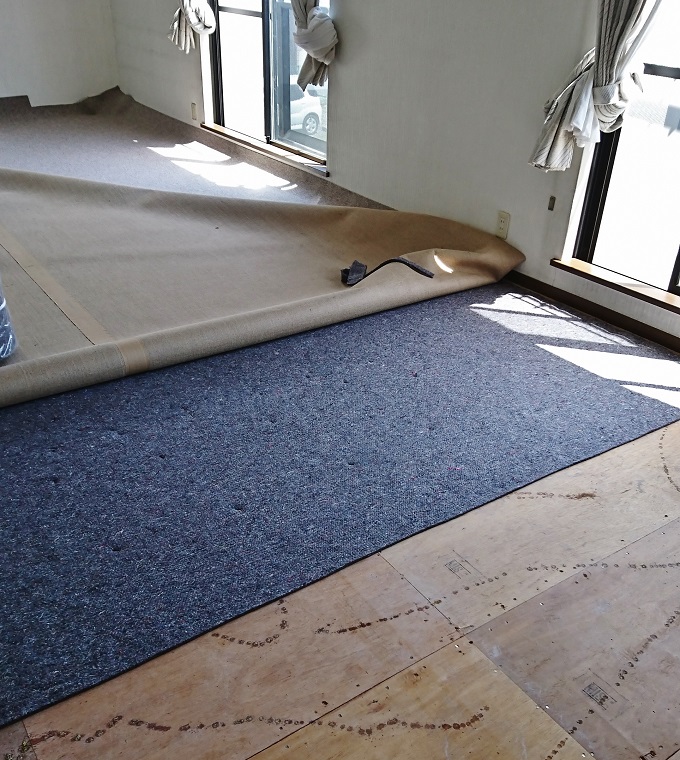 クッション材を敷いてからカーペットを敷きます。