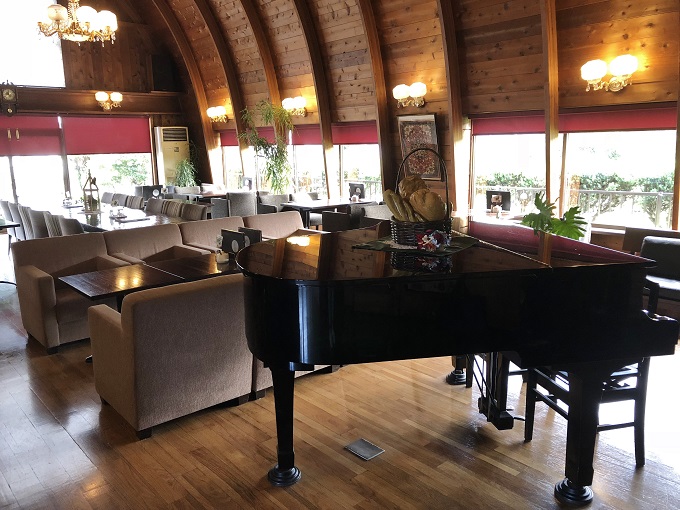 ピアノのある素敵なカフェです。