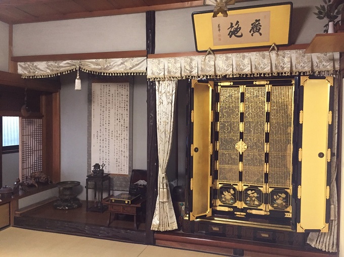 お仏壇を美しく飾るカーテン