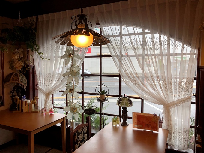リニューアルされた素敵なカフェのカーテン
