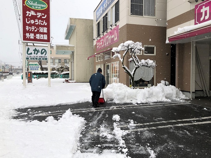 ご新築にカーテンと調光ロールスクリーン