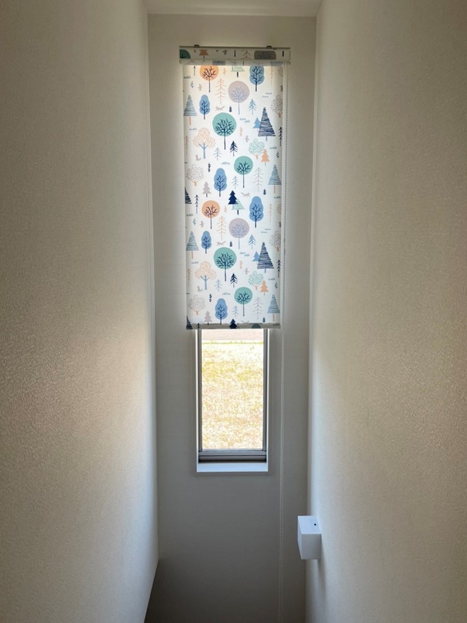 階段途中の高所のロールスクリーン取付け