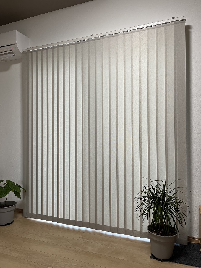 縦型ブラインドバックレーススタイルとグラデーションのレース