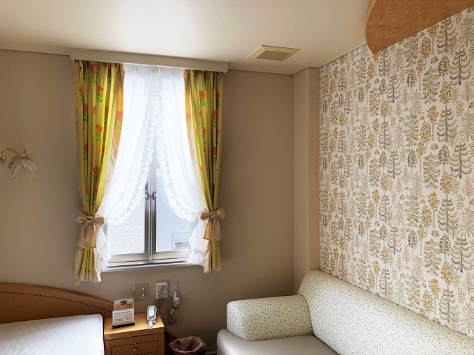 マタニティクリニックの病室のクロスの貼り替え