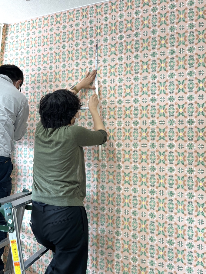 店内にDIYでクロス貼り