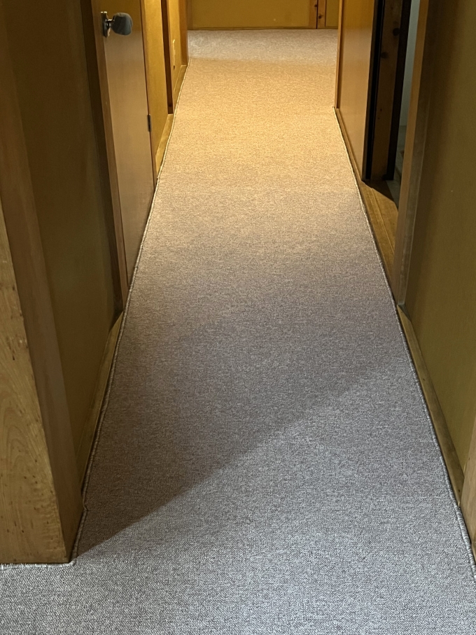 家中の廊下のカーペット敷き詰め