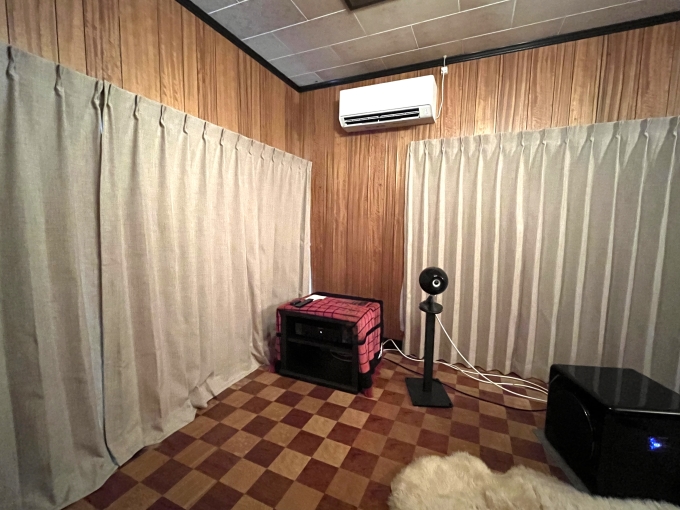 音楽を心地よく聴くためのオーディオルームのカーテン