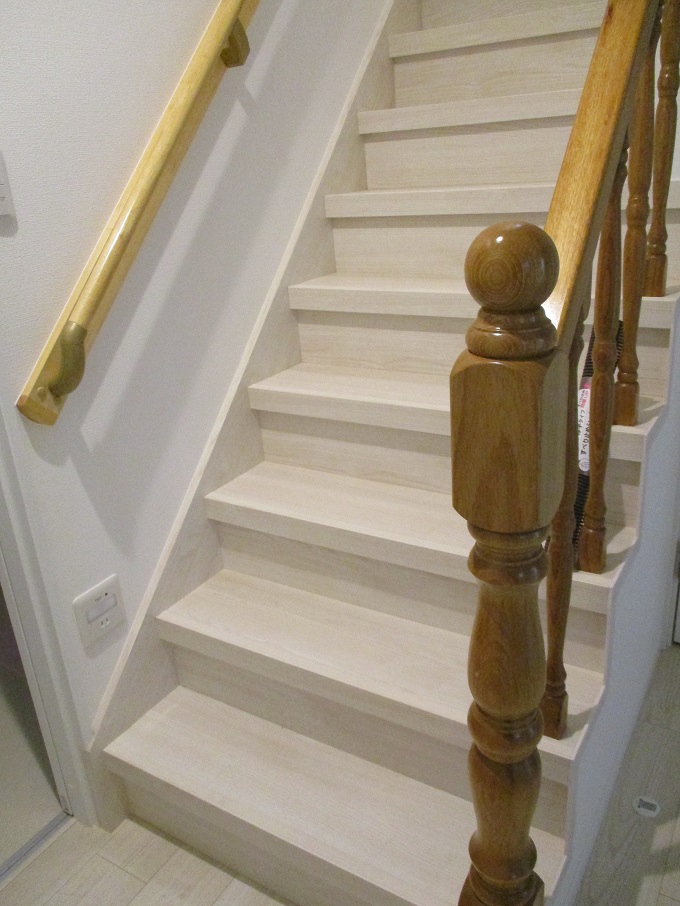 DAIKENのリモデル階段（リフォーム専用階段部材）を既存の階段に重ね貼りしました。