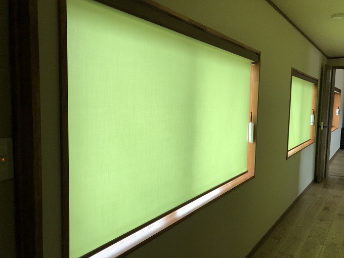 葉っぱ柄のグリーンと同じカラーの無地を廊下に付けました。