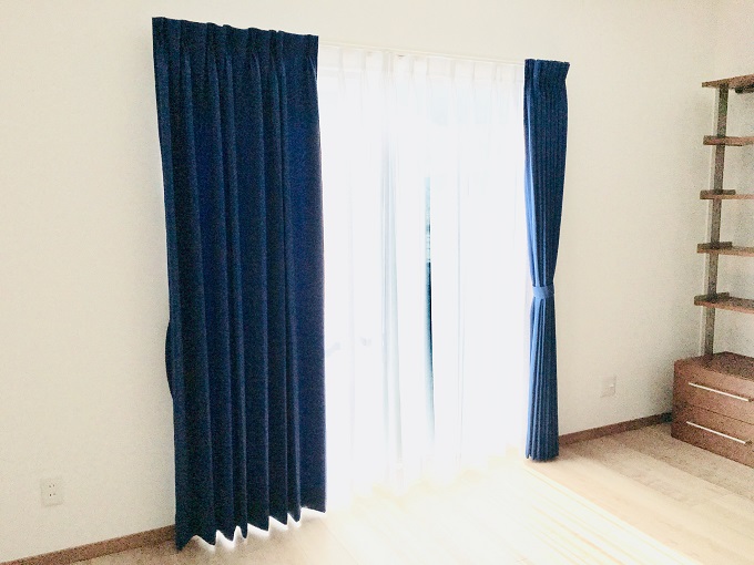 白い壁と青いカーテン＆小窓のカーテン
