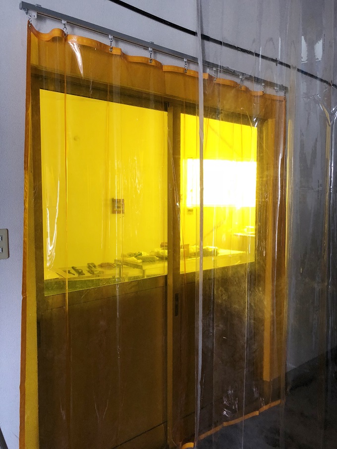 工場の入り口には、オレンジ色の防虫カーテン。