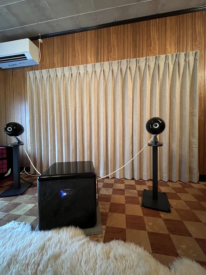 腰窓に床までのカーテンを取付け