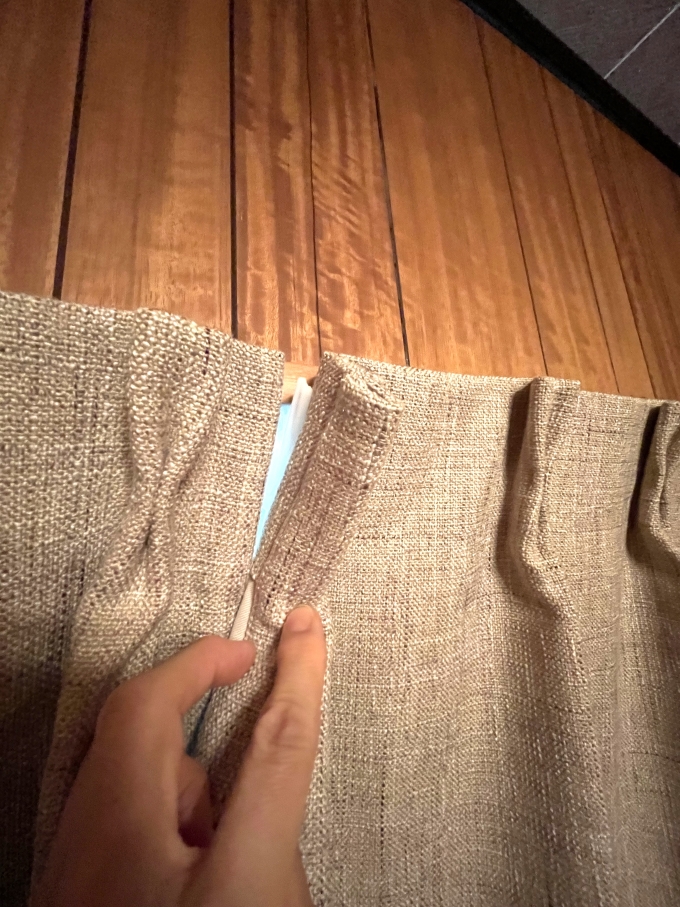 掃き出し窓は両開きなので、カーテンの耳を太くし隙間ができないようにしました