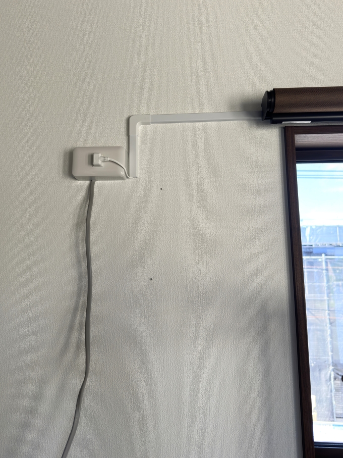 洗面台の鏡を外して電源を取り、コンセントを増設しました