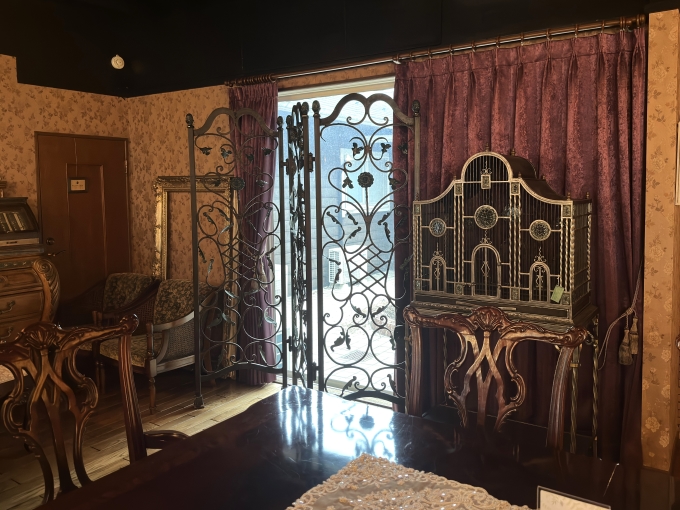 アンティークなお部屋を引き立てるカーテン