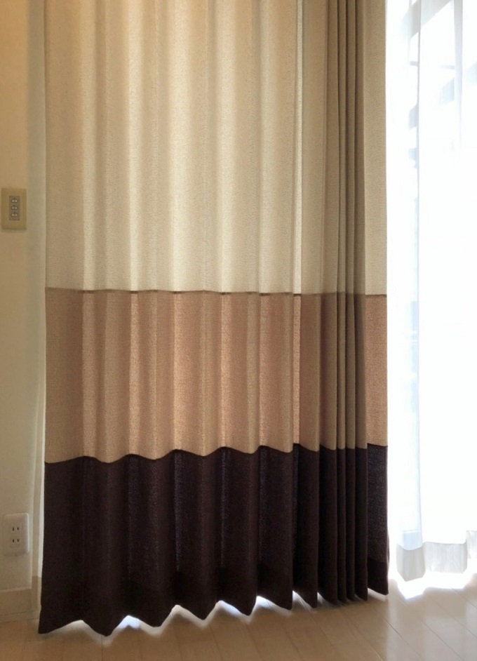 3色のコンビネーションスタイルカーテン。